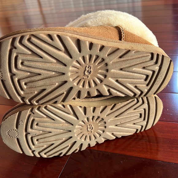 Ugg - Picture 3 of 3